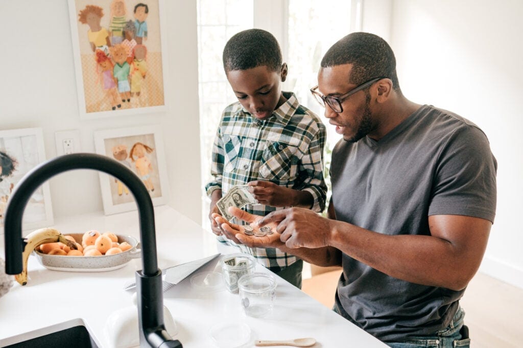 parent teaching child about money