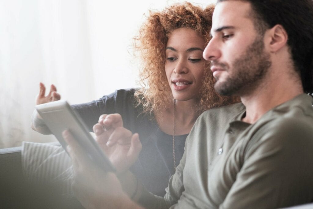 Couple looking at something together on a tab.width PsznaUo