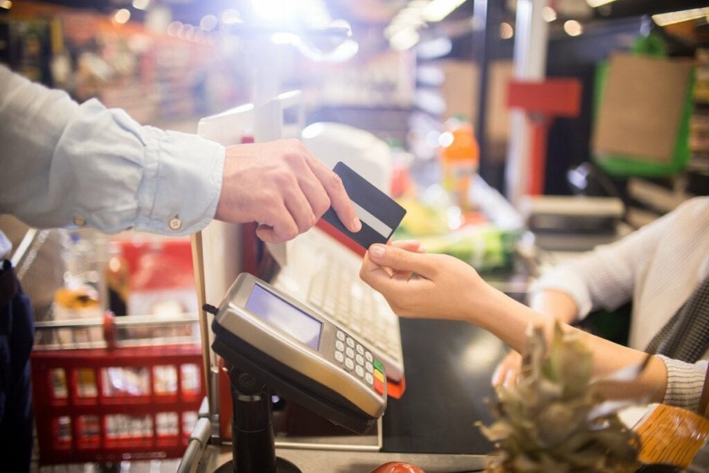Man paying for groceries with credit card GEv.width