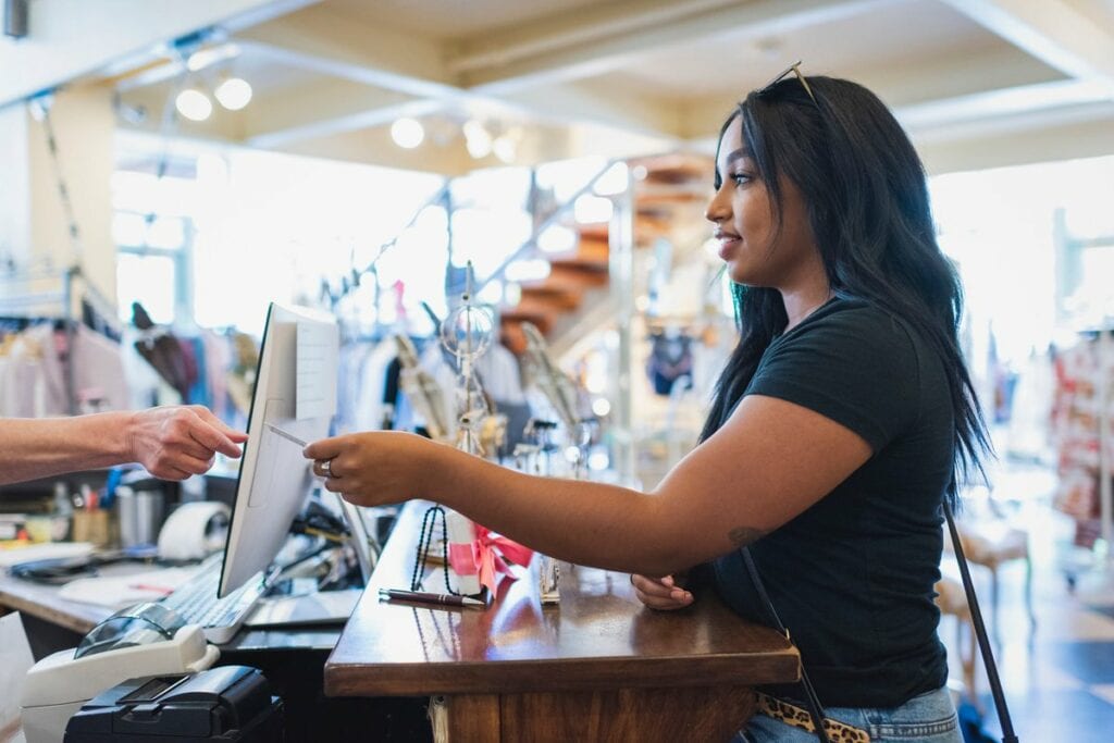 Young woman paying cashier with credit card i.width rIUHCo.jpg