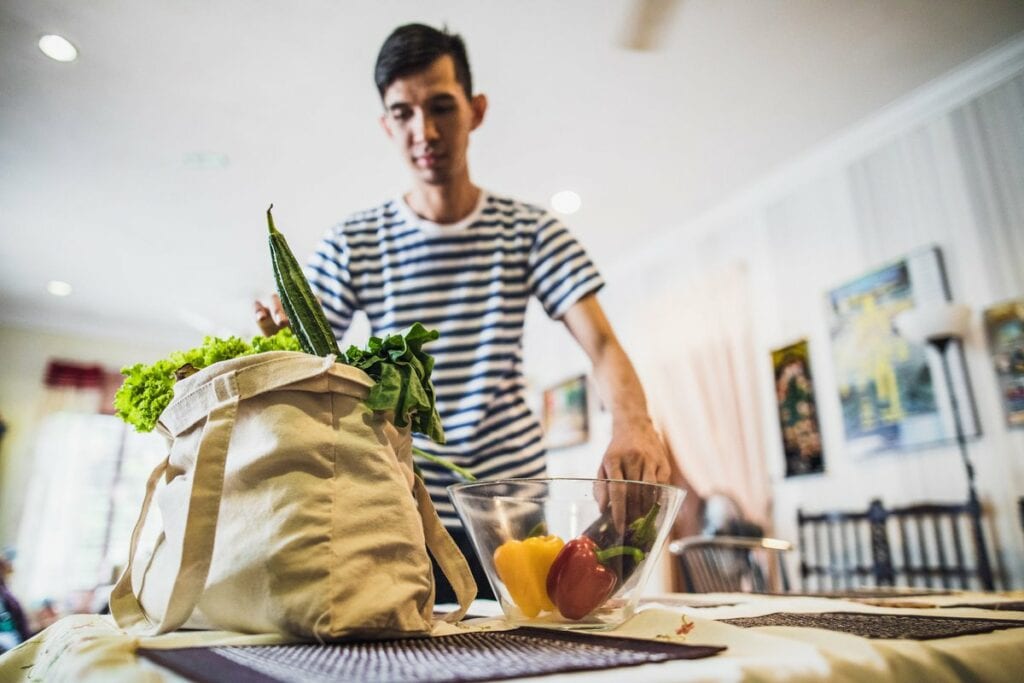 person unpacking groceries HuNtCt.width