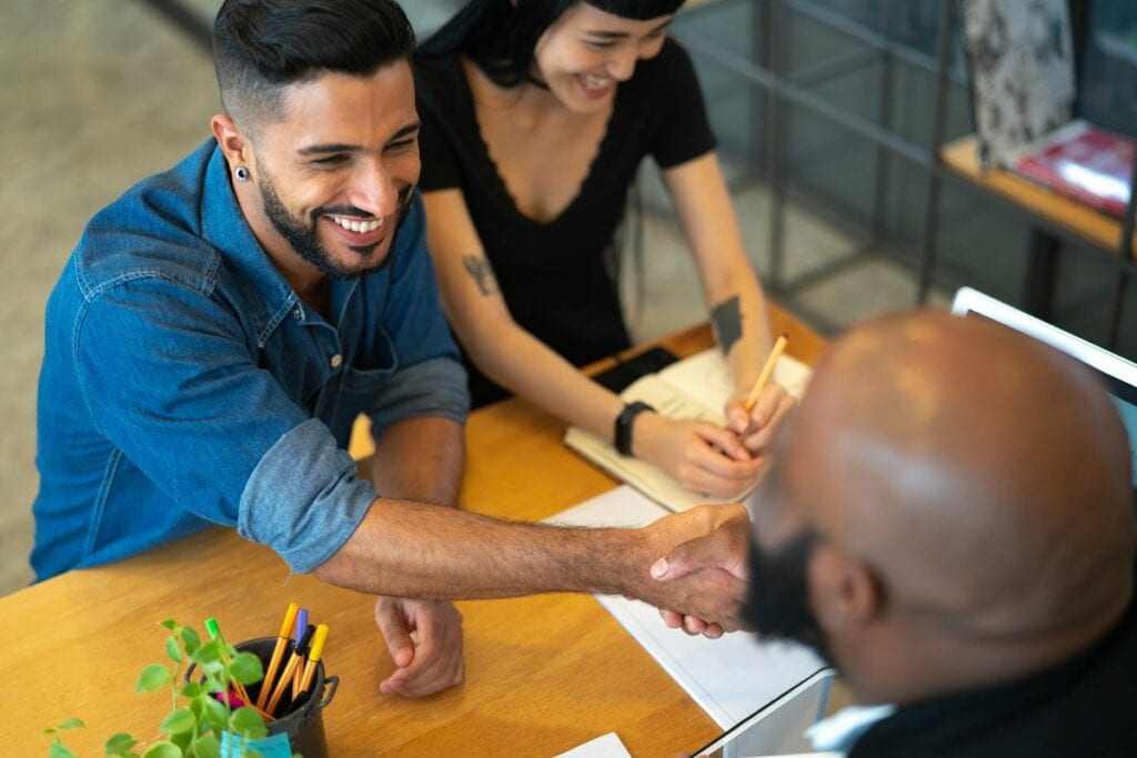 shaking hands in meeting xVYw.width