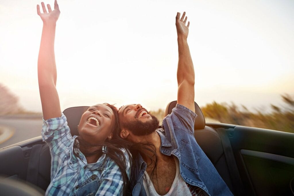 Couple enjoying a road trip DjdDStS.width .jpg
