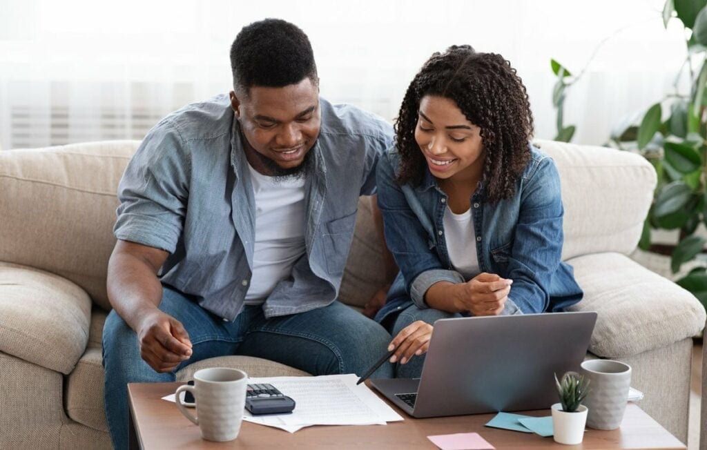 Couple using laptop and calculator together s.width agvB.jpg