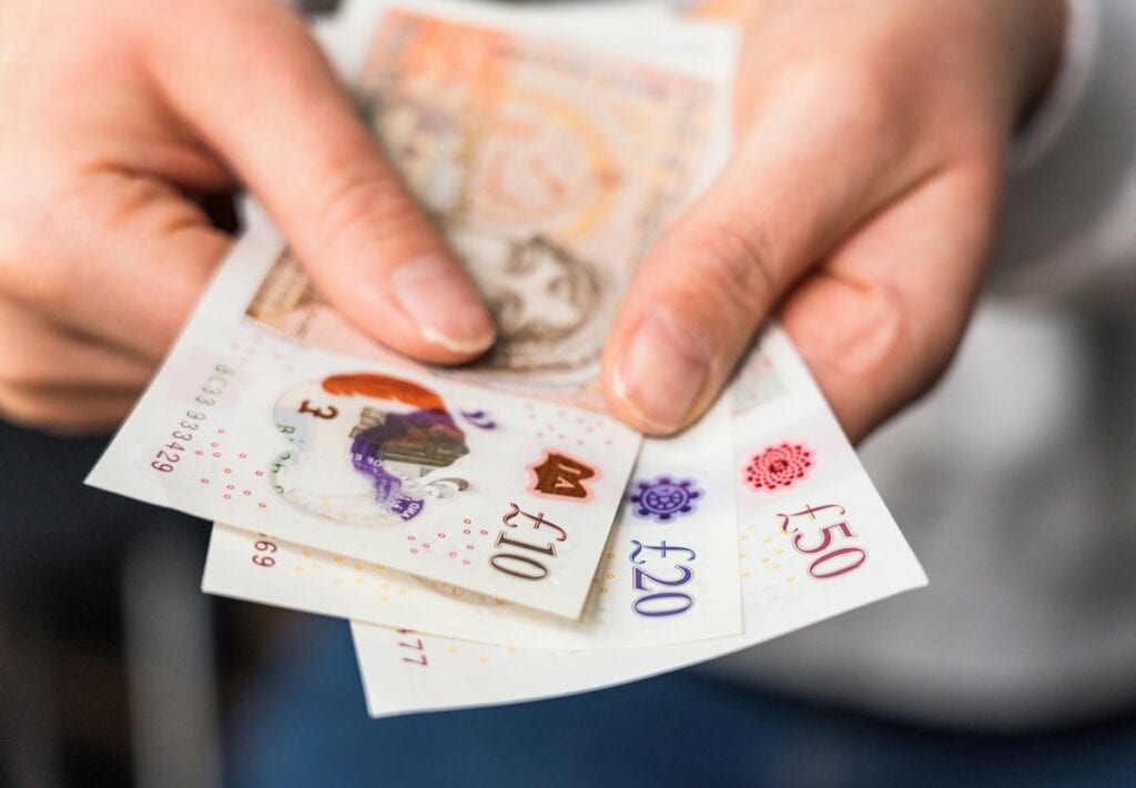 Hands holding British bank notes pounds GTVz.width .jpg