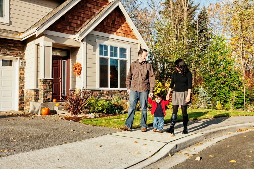 parents and child walking outside house lzHs.width .jpg