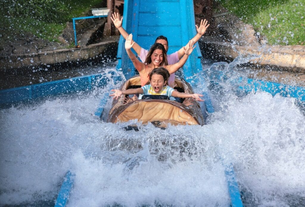 people on water log ride omSfrdx.width .jpg