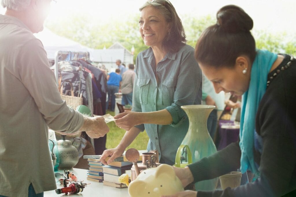people shopping at yard sale AxtmIUd.width .jpg