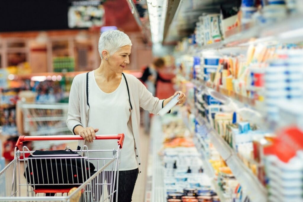 person grocery shopping OwDMNEf.width .jpg