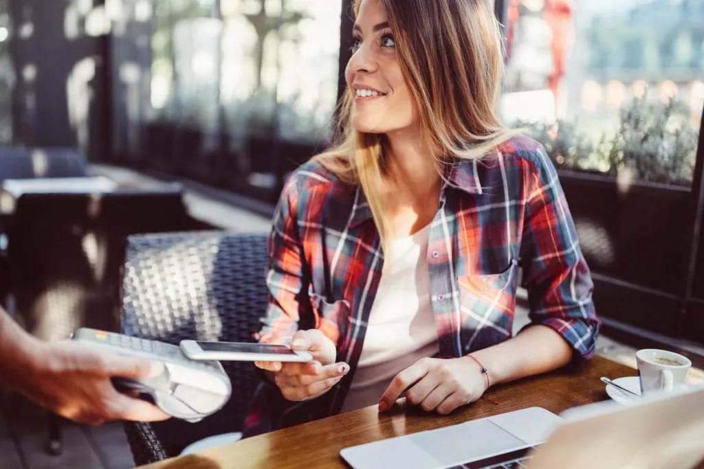 Customer paying in restaurant with mobile pay.width ngYYV.jpg