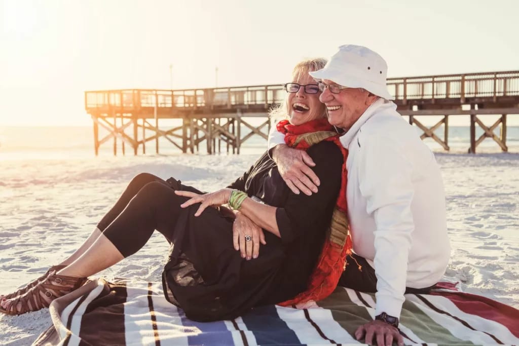 Senior couple embracing on the beach. QTxQl.width .jpg
