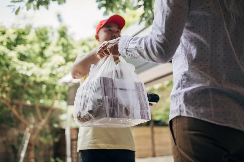 food delivery UILONCb.width .jpg