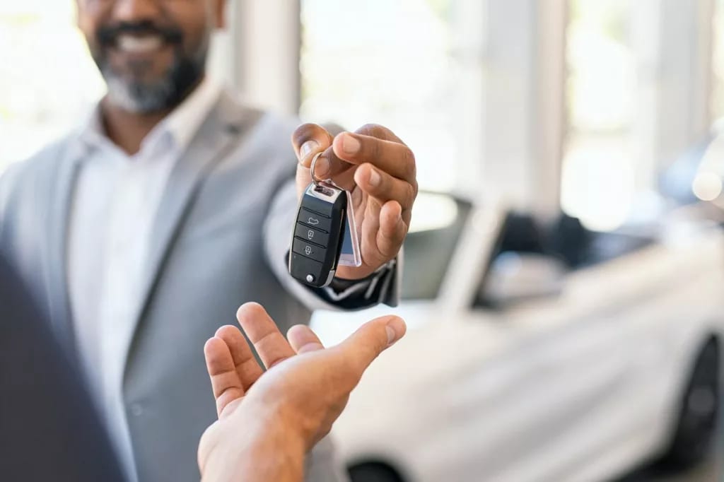 Man handing new car keys yKdau.width .jpg
