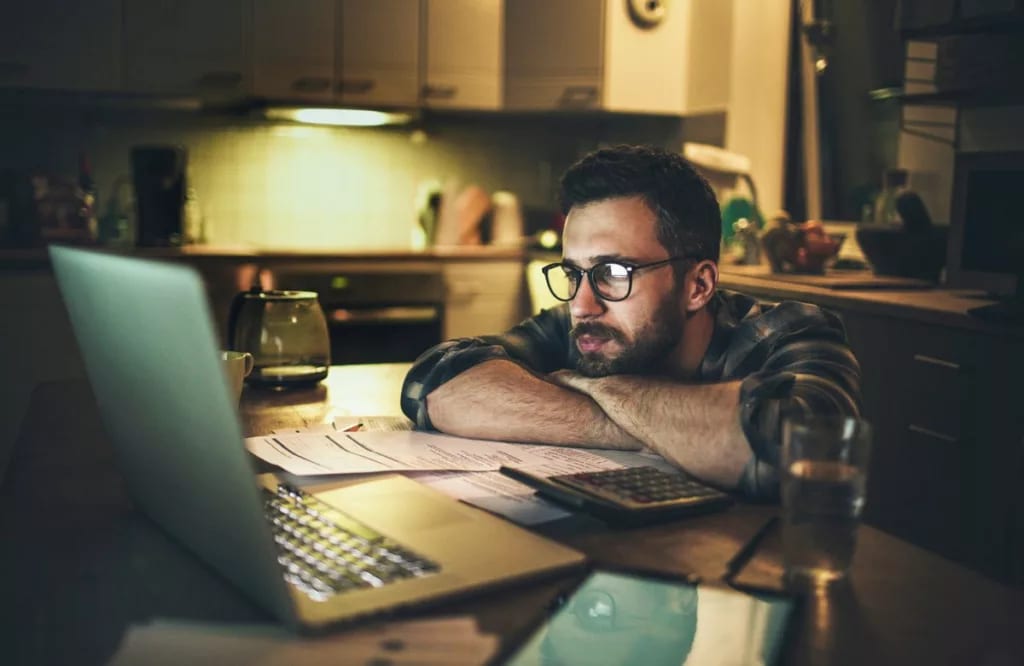 worried person with laptop in kitchen OlAPI.width .jpg