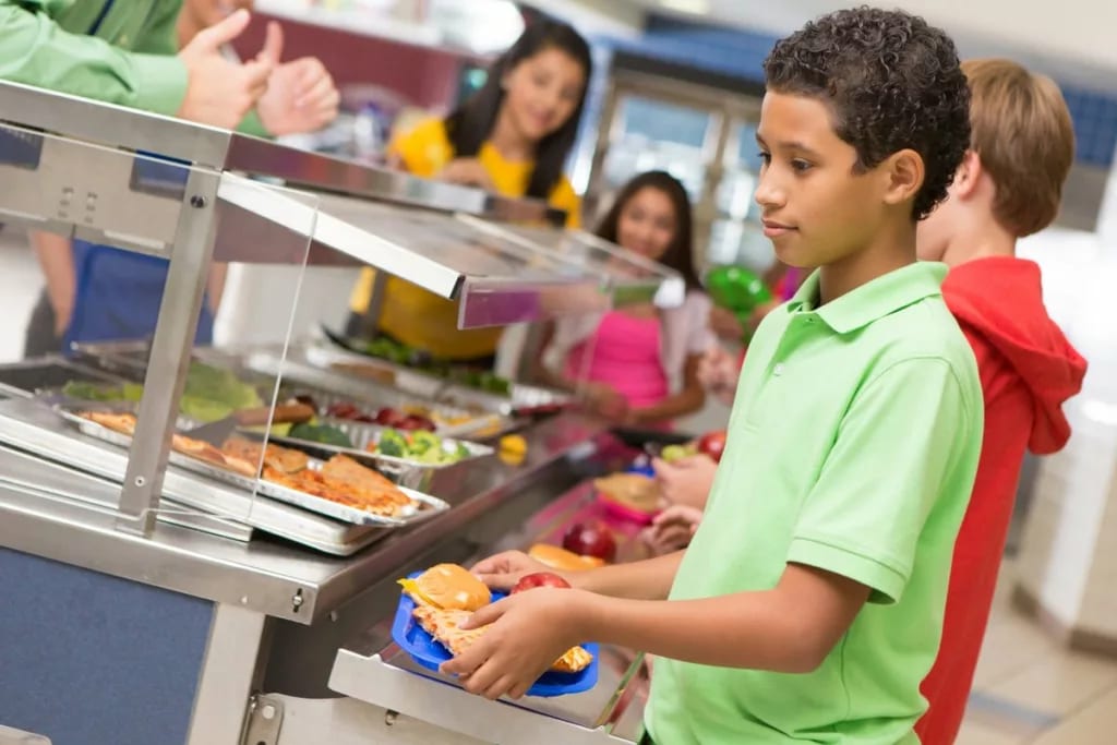 Kids in school cafeteria lunch line. guvbERk.width .jpg