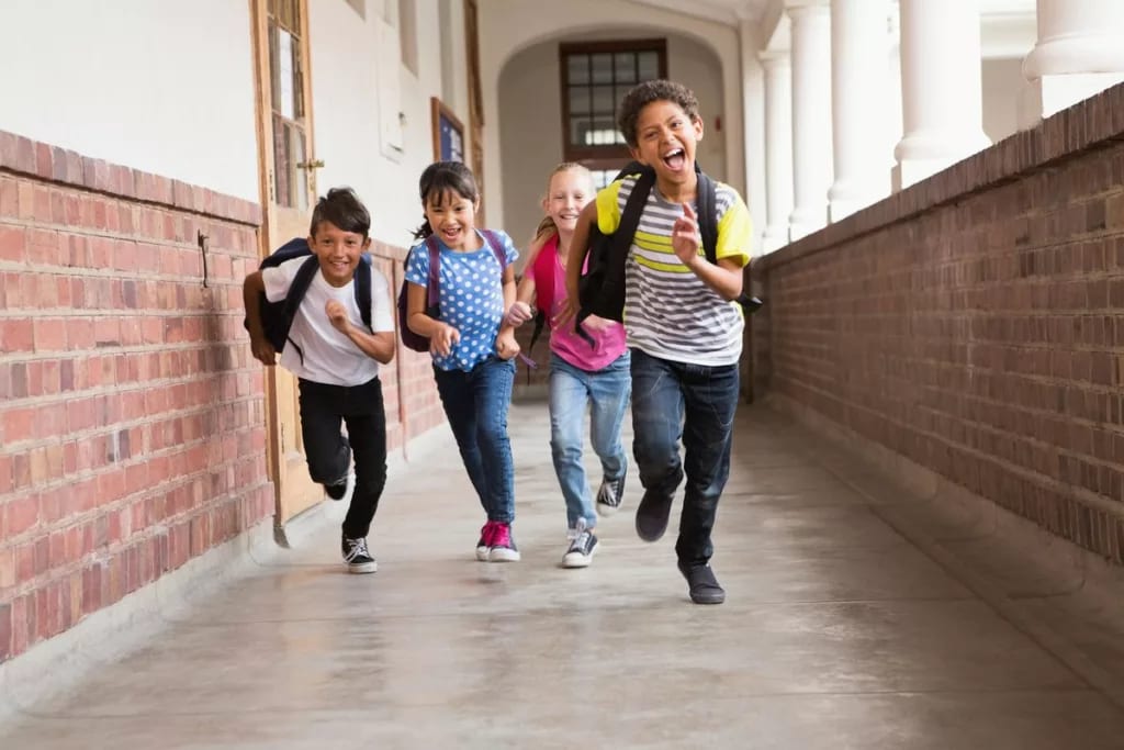 Back to school Kids running iiAPGg.width .jpg