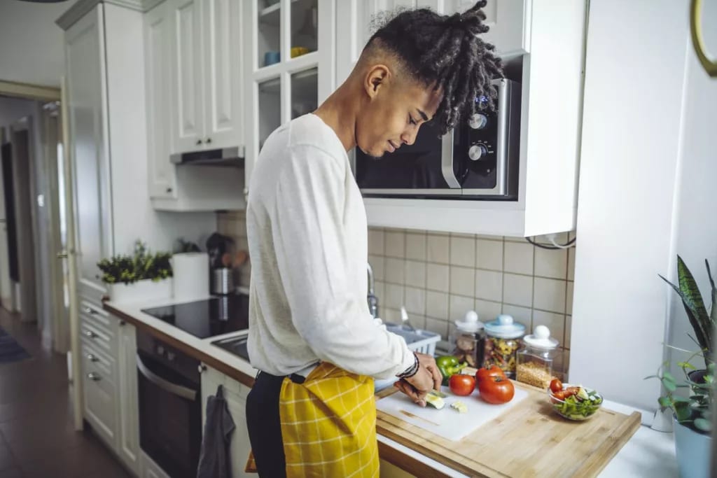 young man cooking at home NvoXjcT.width .jpg
