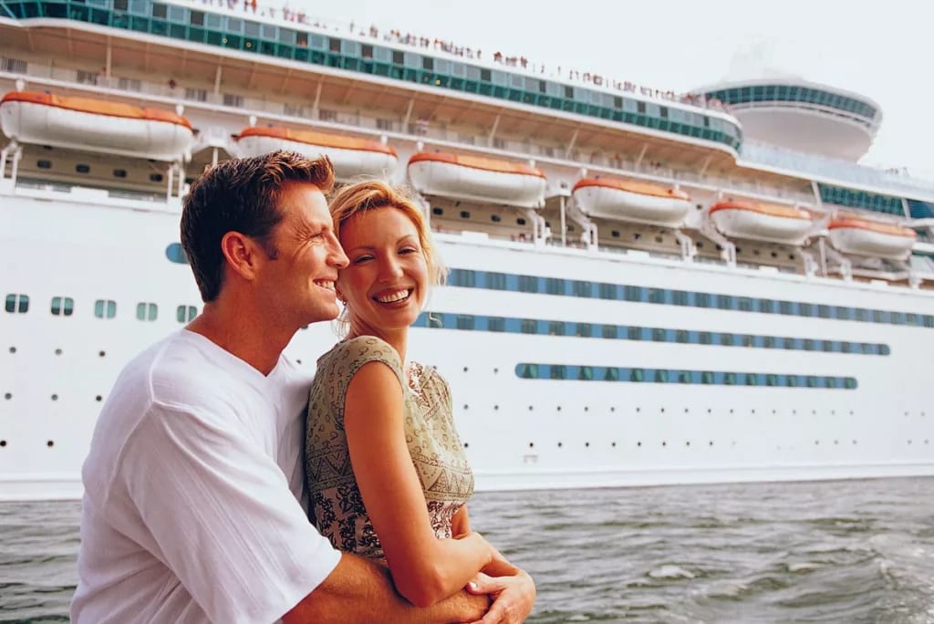 Couple embracing in front of cruise ship LJeg.width .jpg