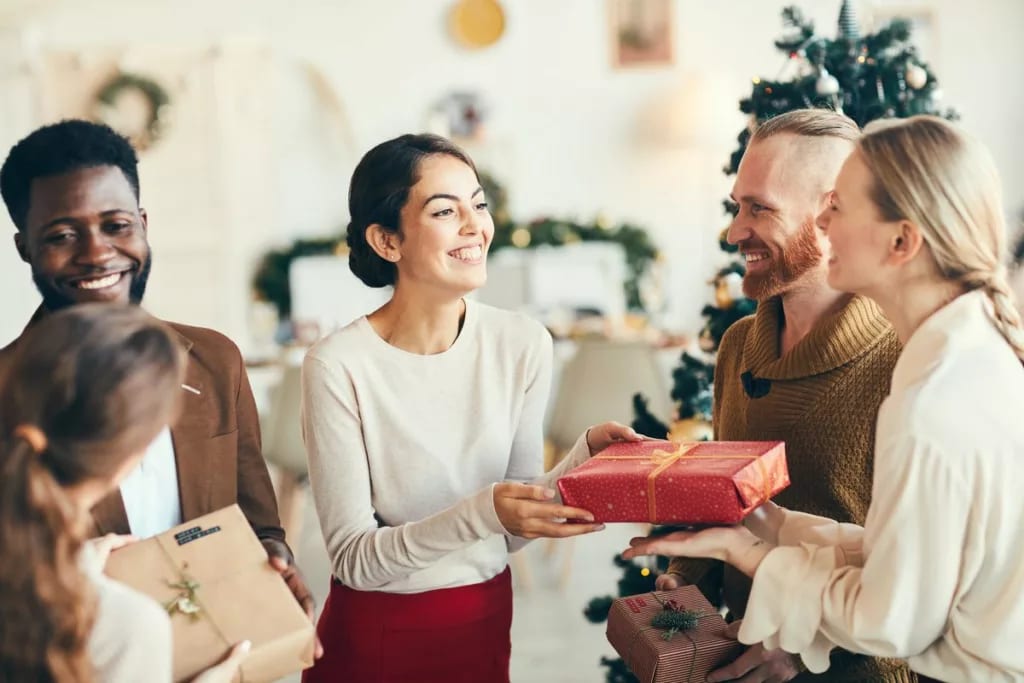 Friends exchanging Christmas gifts YEDxmeO.width .jpg