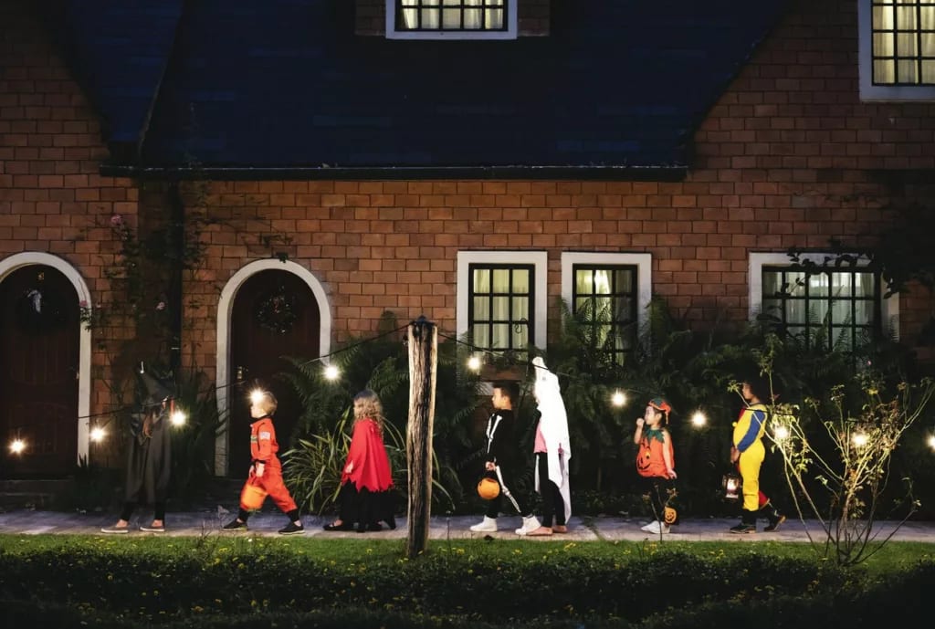 Trick or treaters WVVrn.width .jpg