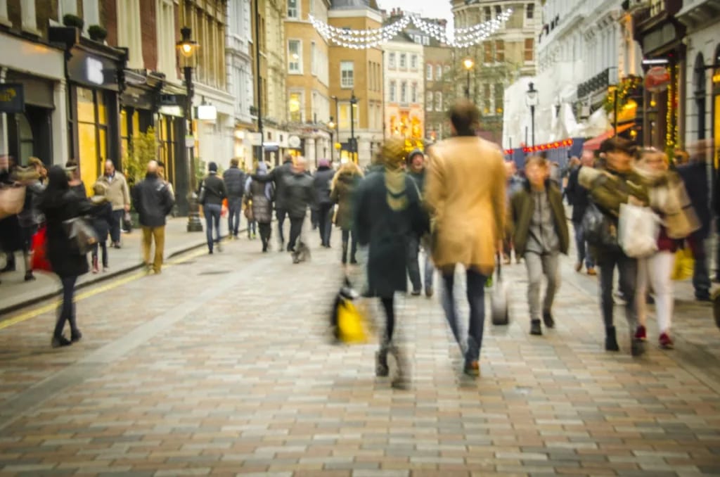 Holiday shoppers on street FpuVCwK.width .jpg
