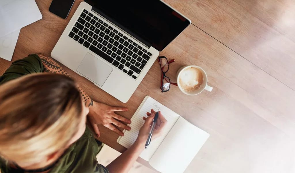 Woman with to do list and laptop Jgffc.width .jpg