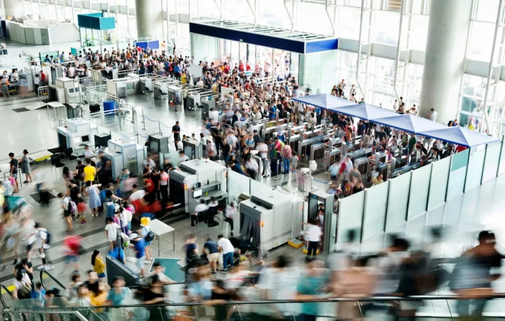 busy airport security QQCZ.width .jpg