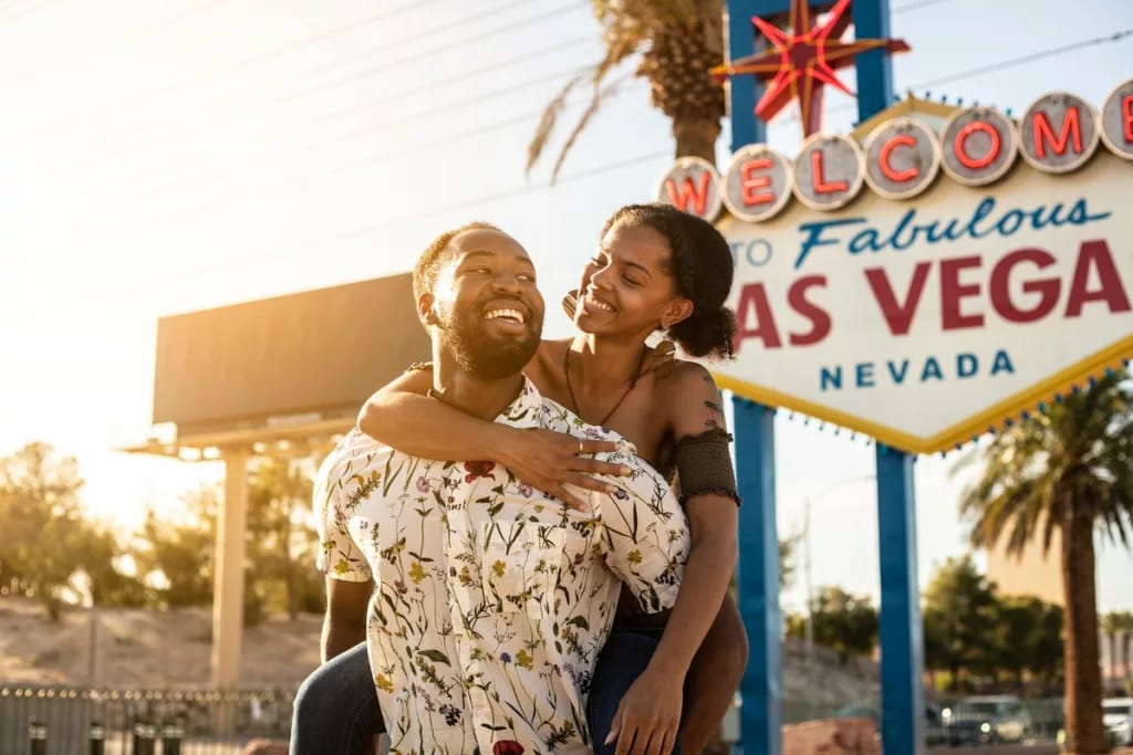 Couple embracing by las vegas sign vIRuPy.width .jpg