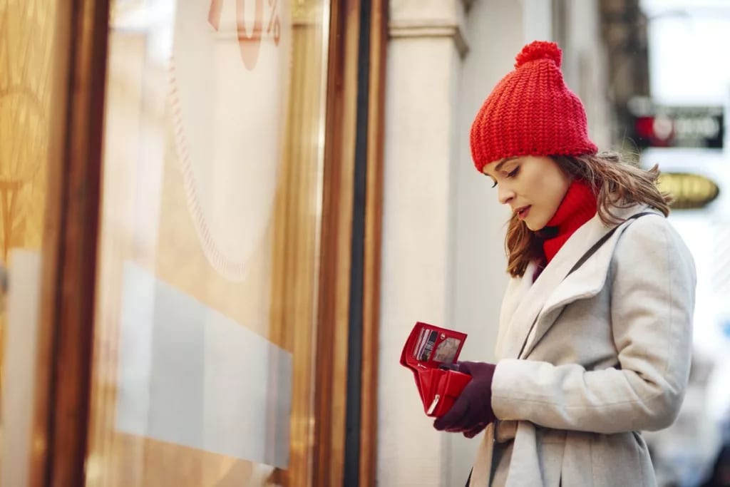 Woman with empty wallet qOhtTS.width .jpg
