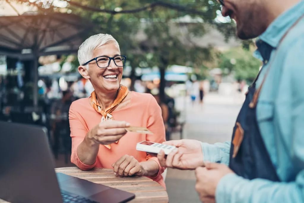 person handing credit card to waiter cDtyBx.width .jpg