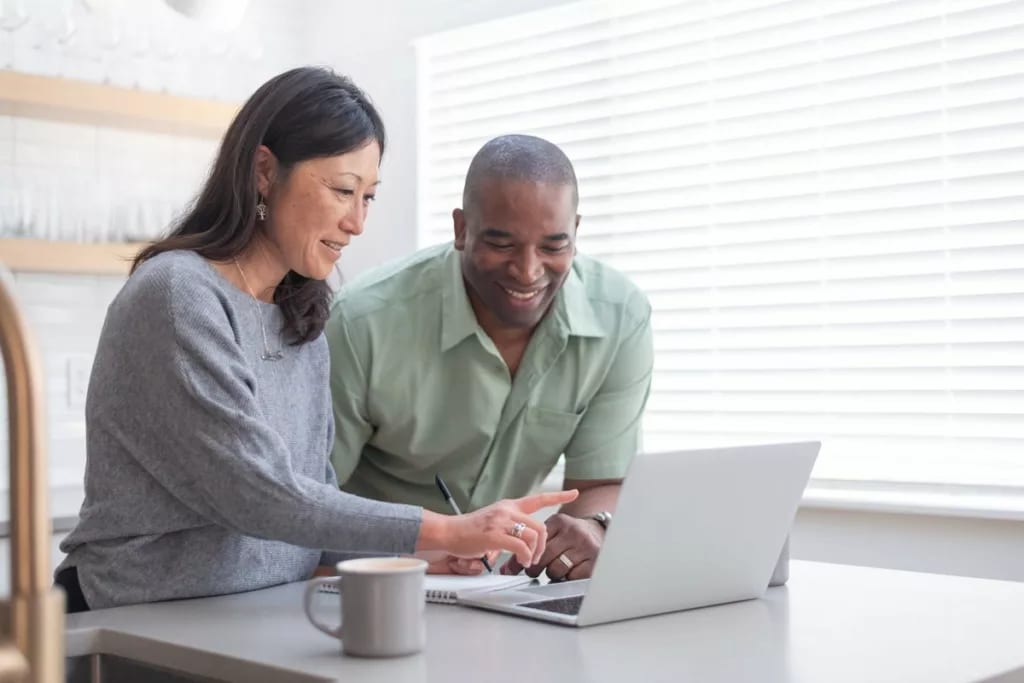 Couple discuss their budget imIewIL.width .jpg