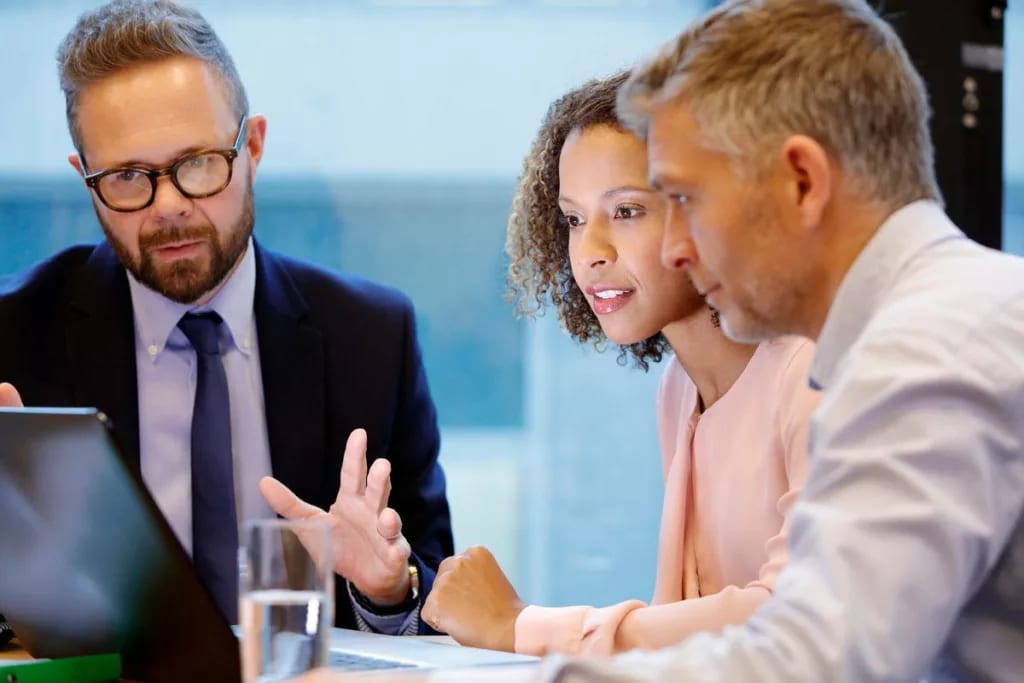 Professional male meeting with couple ogZTw.width .jpg