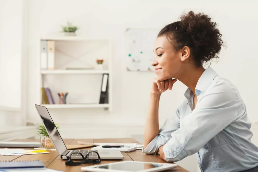 Woman smiling at office desk TGyhOjd.width .jpg