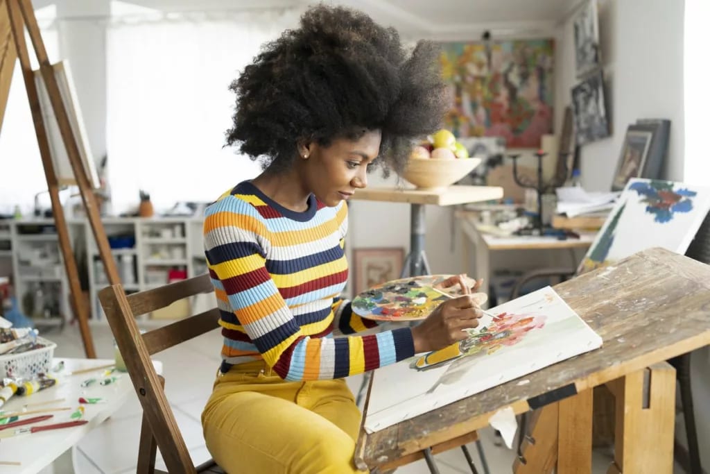 woman painting in home studio ZXVYRTS.width .jpg