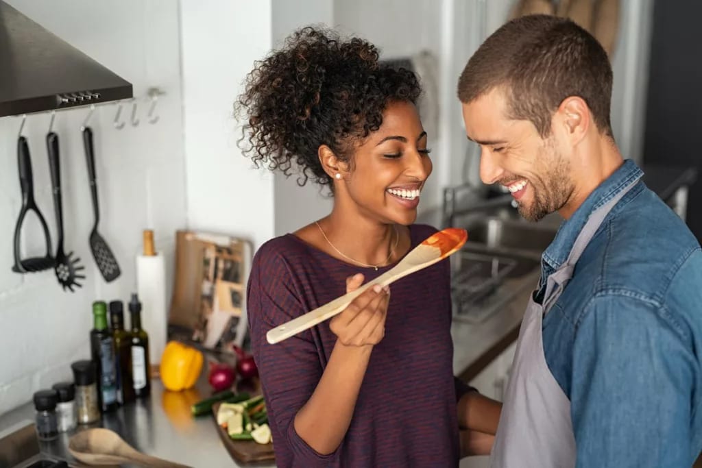 Couple cooking at home CfuKA.width .jpg