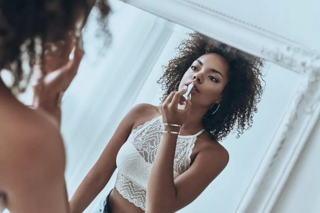 Woman applying lipstick Zdjvxp.width .jpg