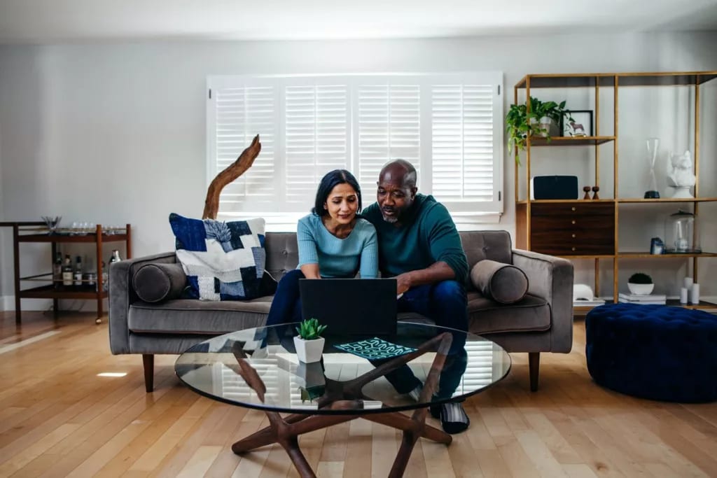 two people using laptop on couch zXUVAUa.width .jpg
