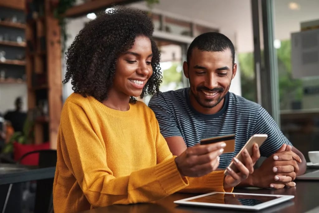 Couple using credit card RQUN.width .jpg