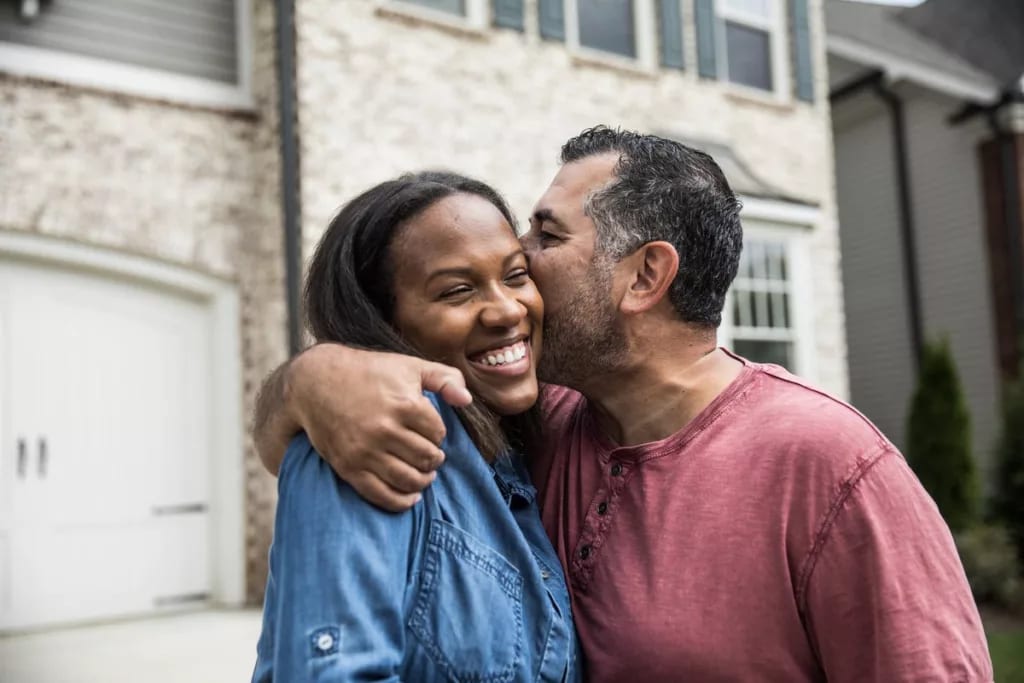 Happy couple kissing outside home MnPxRT.width .jpg