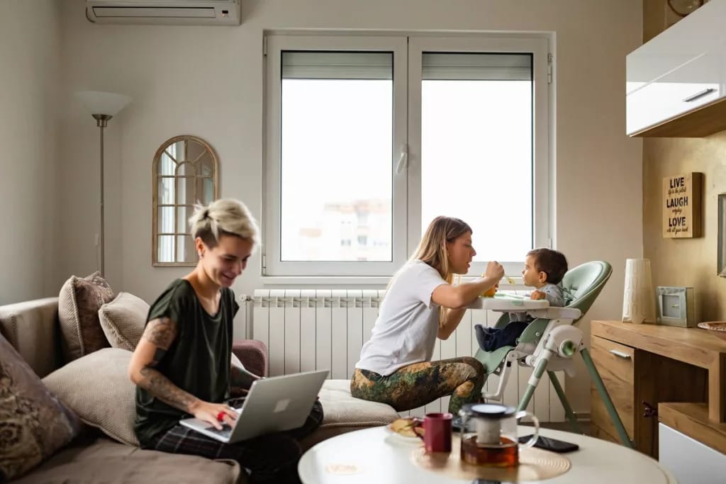 parents with baby at home ekwujYm.width .jpg