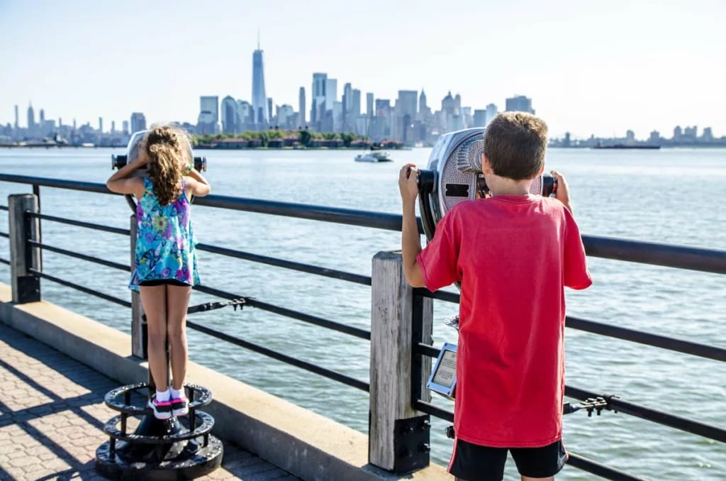 Kids looking at Manhattan Island through payi.width iRwdTm.jpg