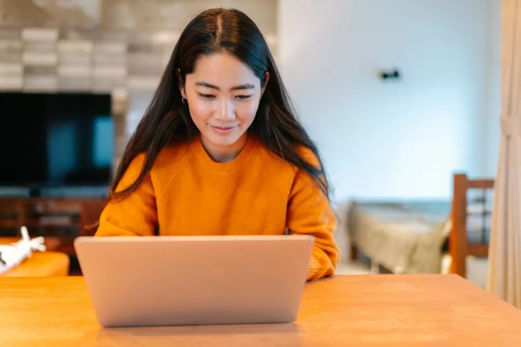 Young woman looks at laptop at home CYjw.width .jpg