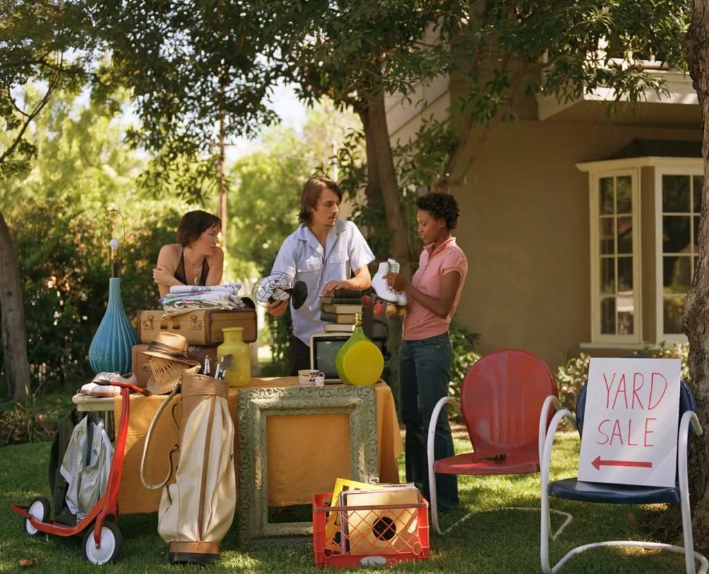 people at a yard sale hUBpSmI.width .jpg