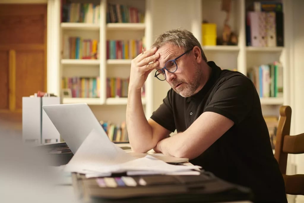 worried investor looking at computer.jpg