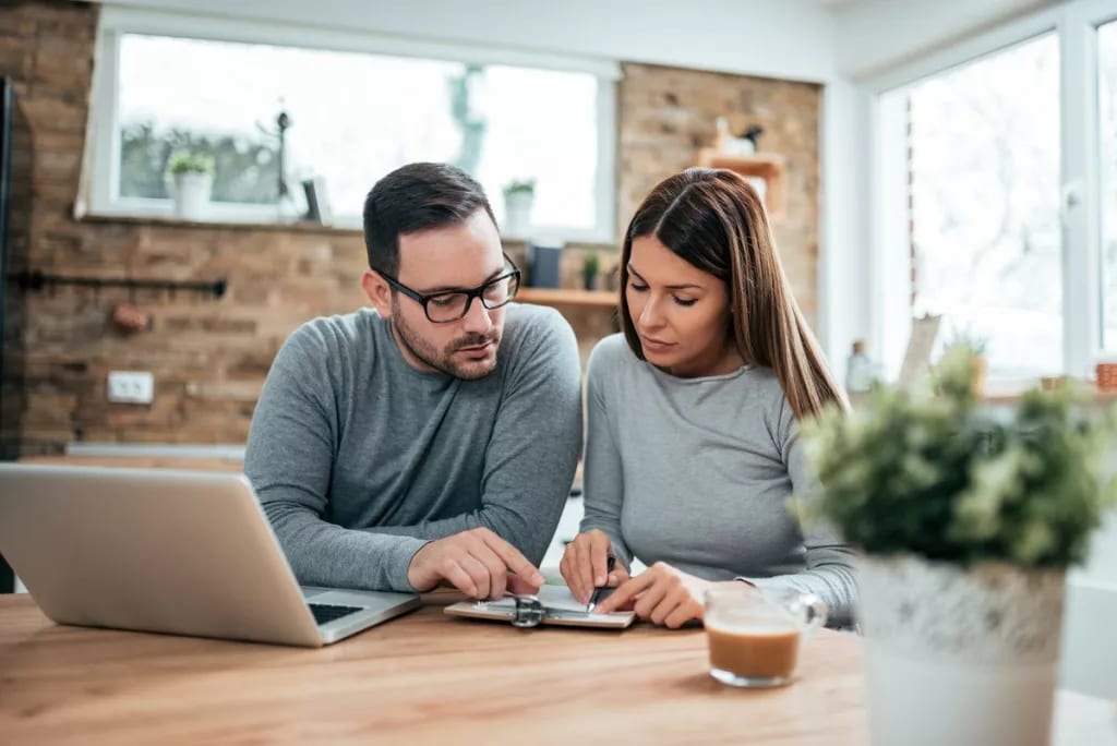 Couple paying bills eHcjloD.width .jpg
