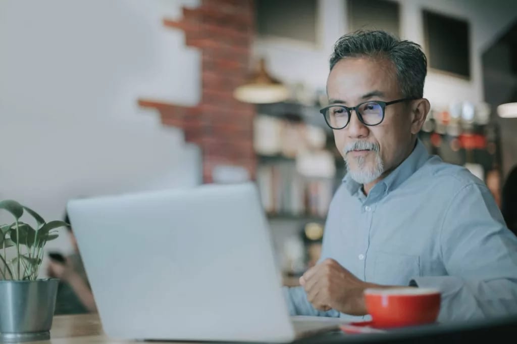 Older man sitting in coffee shop bOGmm.width .jpg
