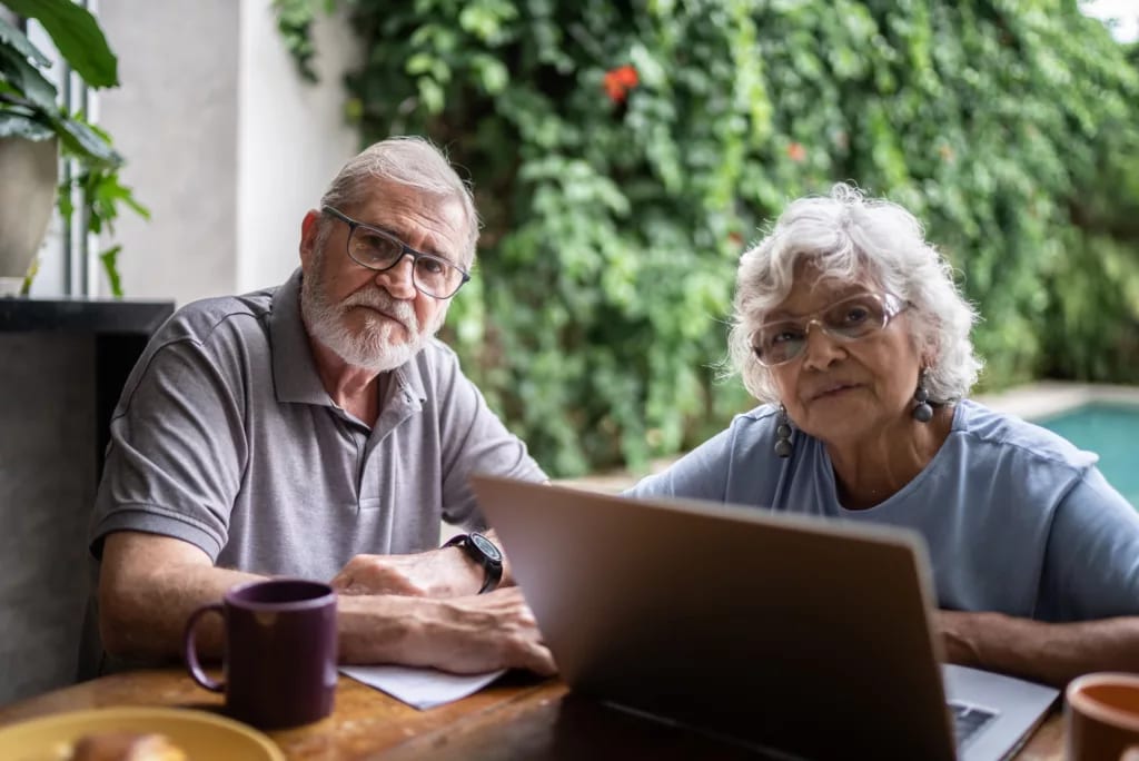 senior couple laptop serious gettyimages .jpg