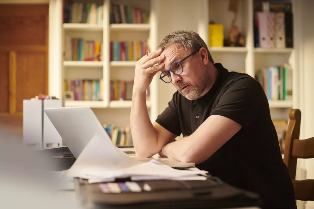 worried investor looking at computer.jpg