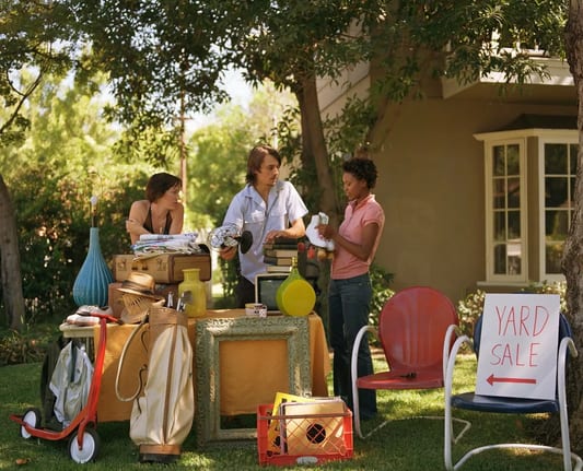 people at a yard sale hUBpSmI.width .jpg
