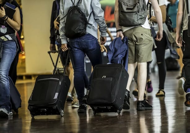 Crowded airport terminal rXjQhn.width .jpg